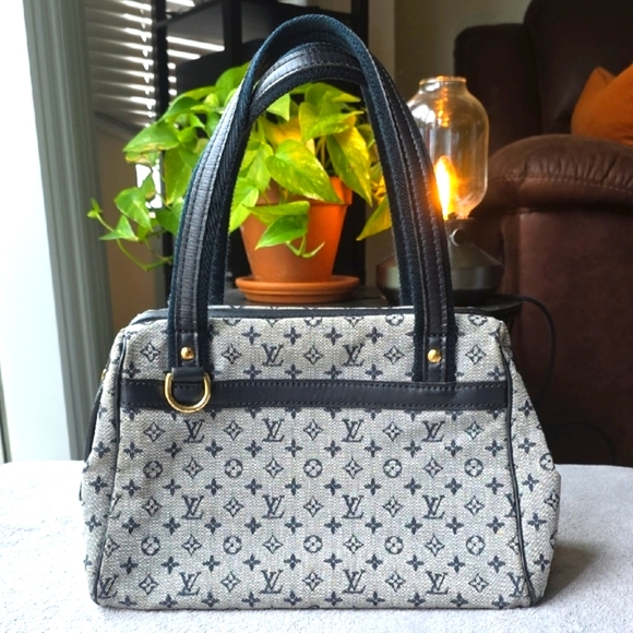 Louis Vuitton Handbags - Louis Vuitton Canvas Mongram Hand Bag